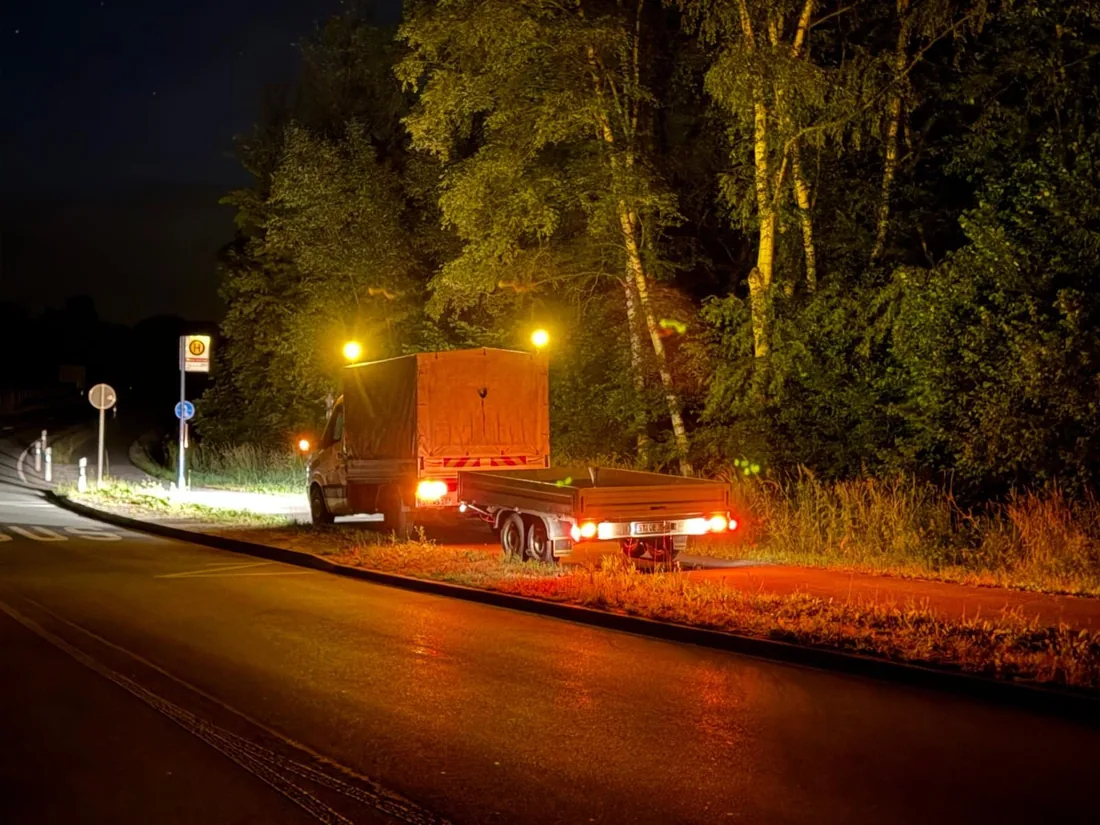 Einsatzfahrzeug mit Anhänger bei der Verkehrssicherung